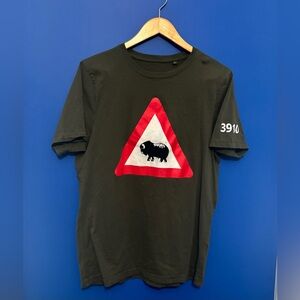 {hotel kangerlussuaq} t shirt army green 3910 Danger sign with muskox Size L